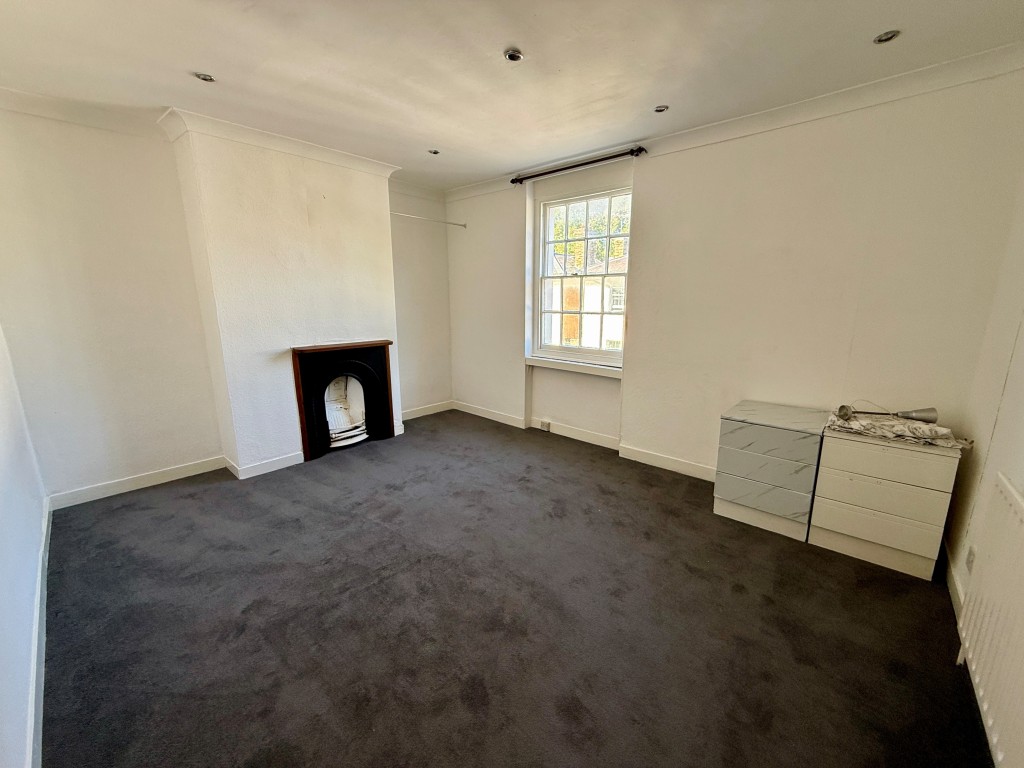 Lot: 19 - TWO-BEDROOM CITY HOUSE WITH PARKING TO REAR - Bedroom one